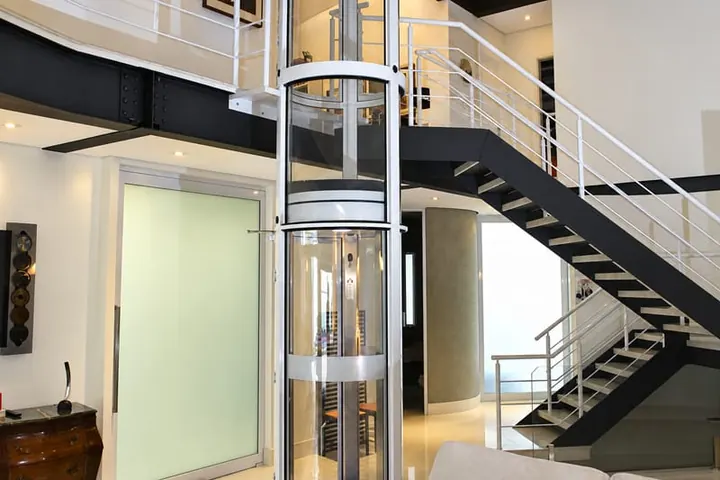 Elevac 200 instalado ao lado de uma escada