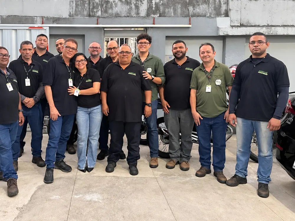 Técnicos da Mundial Elevadores realizando manutenção