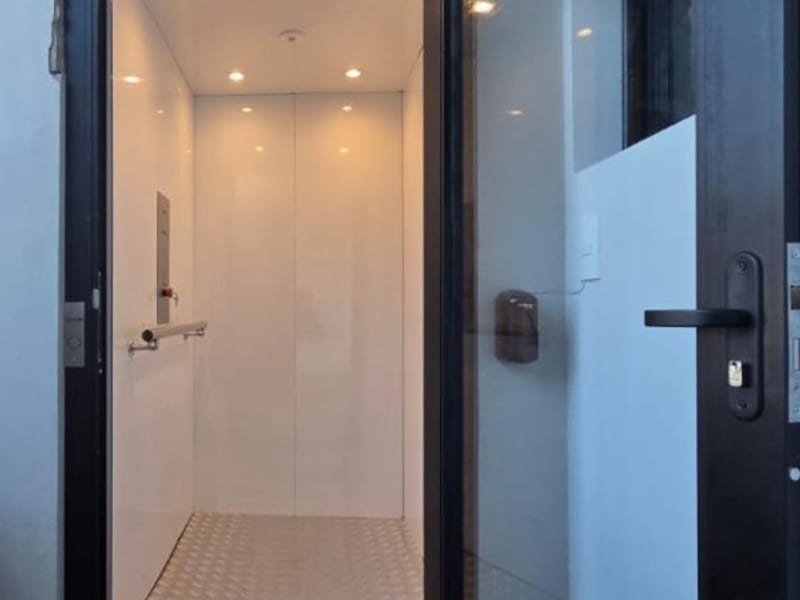 Exemplo de modelo cabinado de plataforma de acessibilidade, equipamento da Máximo Elevadores