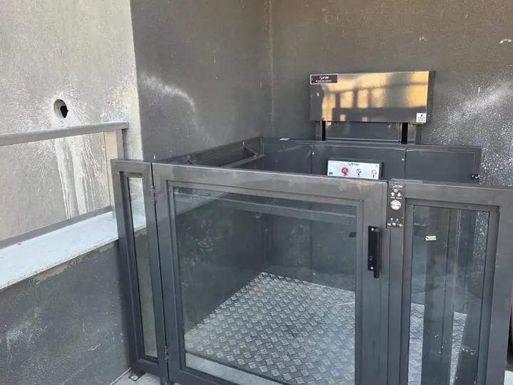Plataforma de acessibilidade meia cabine com portinhola
